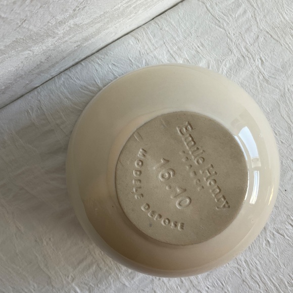 Emile Henry Le Poitier Créme Ivoire Serving Set Three (3) Pieces Pitchers & Bowl - Picture 12 of 16